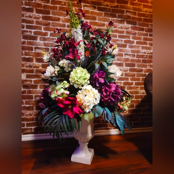 4ft Decorative Flower Arrangement in Vase / Topiary - Picture 1 of 3